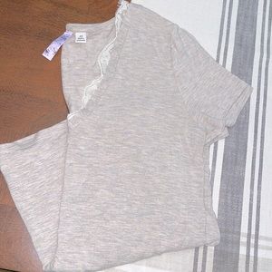 Alya Women’s gray shirt sleeve tee, size XS